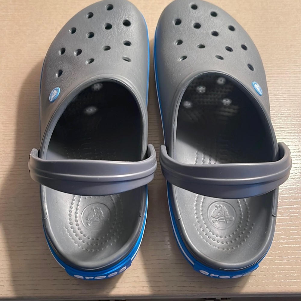 Men’s Crocs Size 10 Gray w/ a blue and white stripe